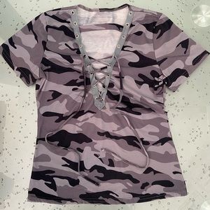 Gray Camouflage V Neck Lace Up Short Sleeve Top Size Large ~Brand ticket removed